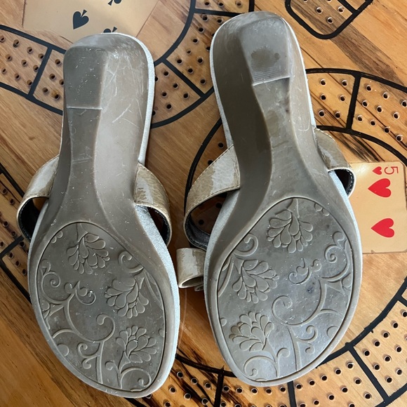 Mootsies Tootsies wedge tan heel sandals with bow. Size 6. Approx 9” toe to heel - Picture 5 of 6
